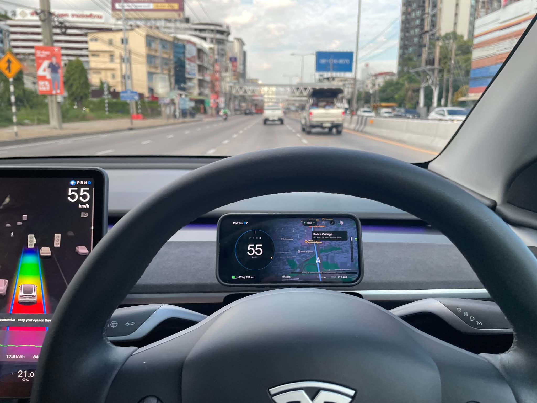 DASH3Y บน iPhone หลังพวงมาลัย Tesla แสดงความเร็วและแผนที่ขณะใช้งานจริง